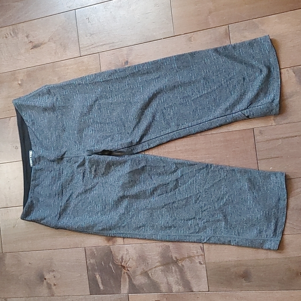 Kirkland signature Capri leggings size M